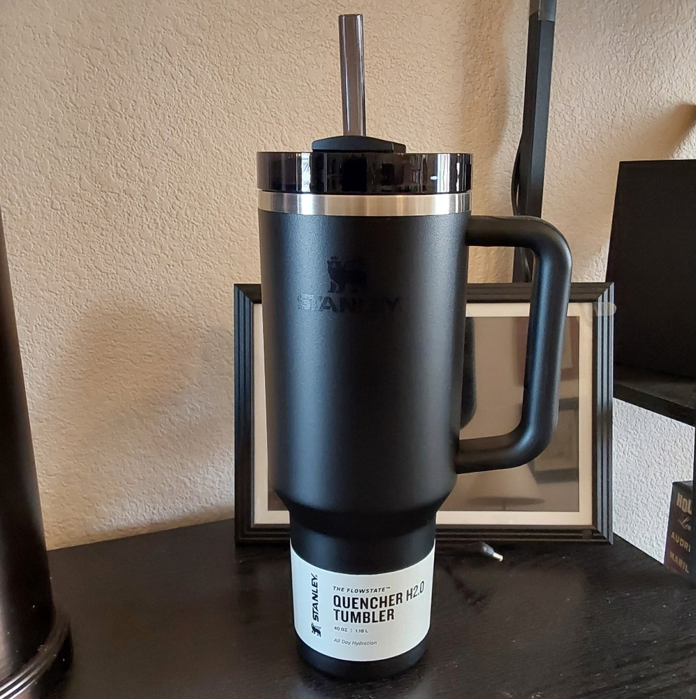 🌺 NWT Stanley Matte Black 40 oz. Quencher Tumbler